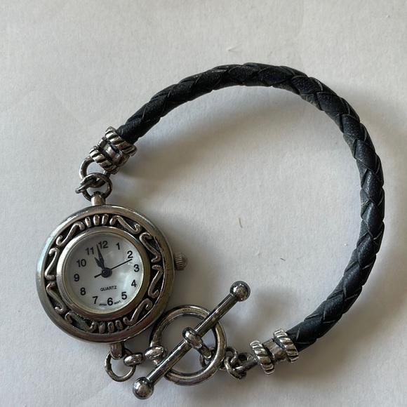 Ladies Watch - Picture 1 of 8